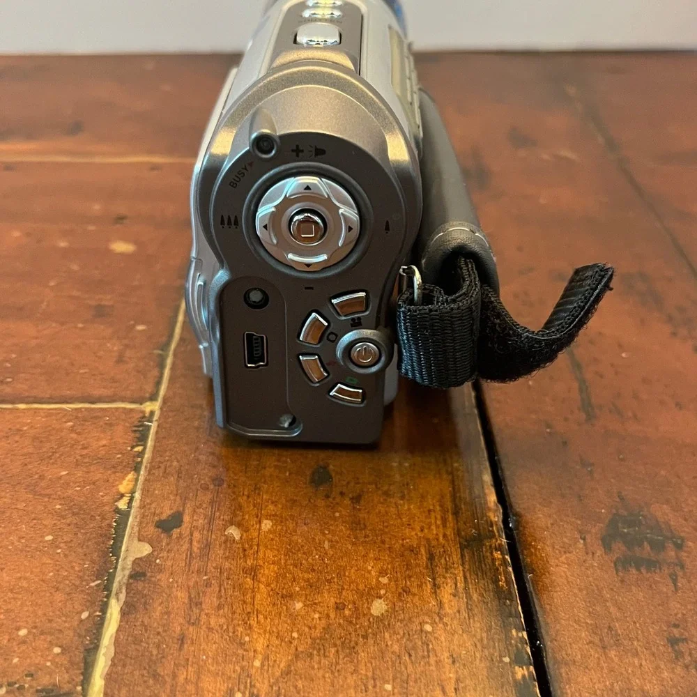 DXG Digital Camcorder Silver DXG-572V 5MP 4X Zoom EUC